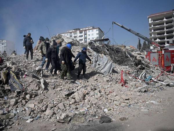 El equipo de búsqueda y rescate evacua un cuerpo de los escombros de los edificios derrumbados en Kahramanmaras el 14 de febrero de 2023, una semana después de que un terremoto devastara partes de Turquía y Siria dejando más de 35.000 muertos y millones en extrema necesidad de ayuda.