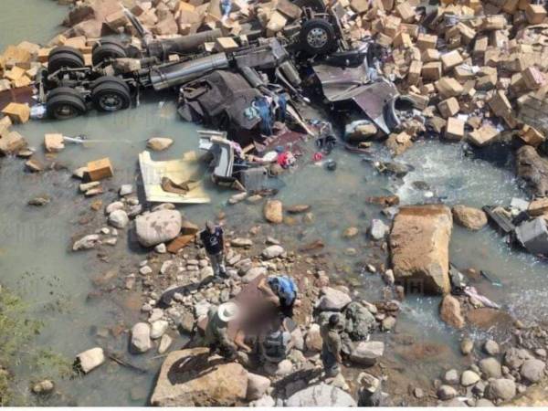 El camión venía cargado de ropa y quedó con las llantas arriba en el río.