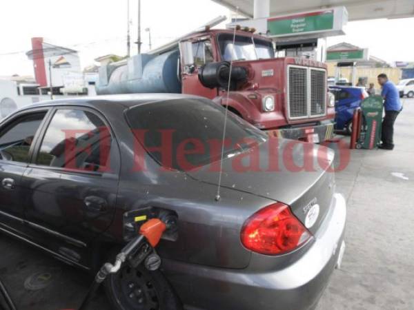 La gasolina superior rebasó los 100 lempiras en varias ciudades de Honduras, mientras que en la capital se acerca a ese precio.