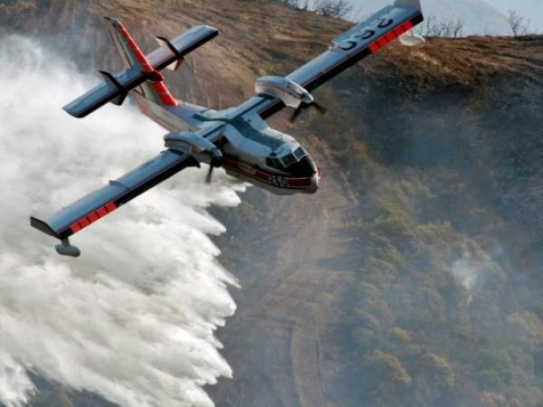 Más de 8.000 bomberos de una docena de estados combaten las llamas. El costo hasta el momento está calculado en 130 millones de dólares. Foto: AP