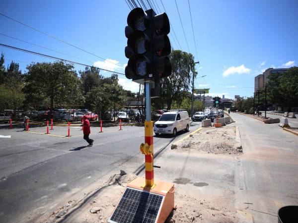 Por este punto pasarán los conductores que quieren evitar el paso por la rotonda del bulevar Juan Pablo II, donde se realiza la construcción de un paso elevado. Esta es una ruta alterna recién habilitada.