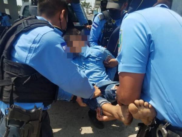 Ambos sujetos vestían camisas de uso policial, aparentemente robadas del mismo sitio, como se observa en las imágenes durante su traslado a un hospital.