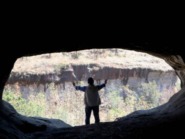 Desde el interior de la Cueva de El Chamán en Ayasta, la luz abre el mundo, pero dentro de ella hay tantos dibujos como preguntas. Foto: Eduard Rodríguez / El Heraldo.