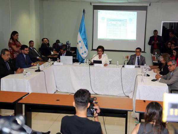 La Junta Proponente presentó ante los medios de comunicación la lista de cinco candidatos a fiscal general y fiscal general adjunto antes de ser entregada al Congreso Nacional.