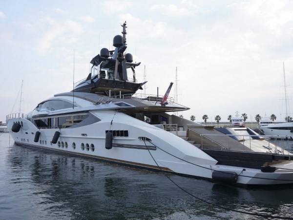 El yate “Lady M”, que tiene un valor de 65 millones de euros (71 millones de dólares), pertenece a Alexéi Mordashov, un oligarca próximo a Vladimir Putin.