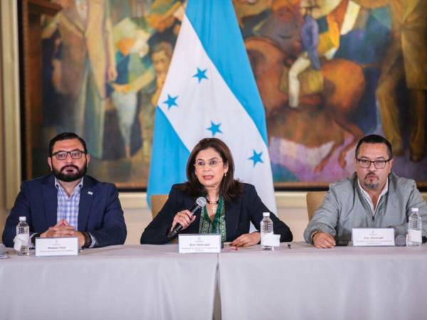 El procurador general de la República, Manuel Díaz, junto a la secretaria de Finanzas, Rixi Moncada y el coordinador de comunicación presidencial, Ivis Alvarado.