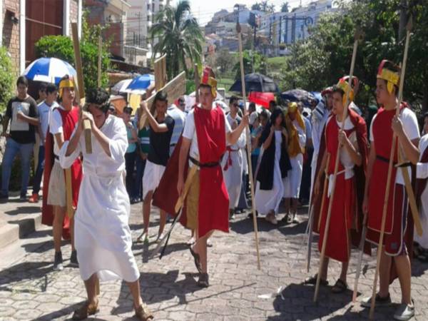 La imagen muestra una de las escenas del Santo Vía Crucis realizado en el país.