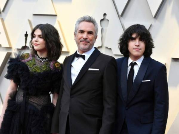 Tess Bu Cuarón, Alfonso y Olmo Teodoro Cuarón durante su paso por la alfombra roja de los premios Oscar. (AP)