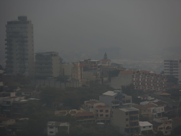 La ciudad capital se encuentra totalmente cubierta sobre una capa gris, la cual es considerada perjudicial para la salud de los hondureños.