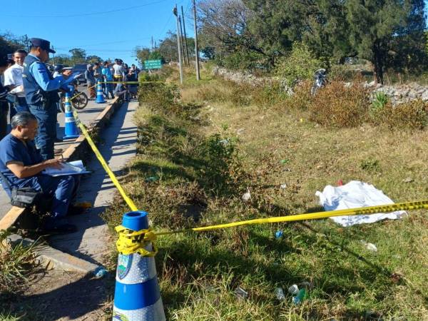 A orilla de calle quedó el cuerpo tendido de Carlos Cabrera tras sufrir un fatídico accidente de tránsito en la carretera que conduce al sur de Honduras.