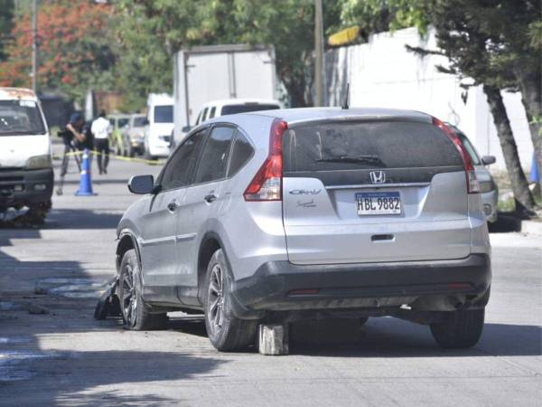 Varios sujetos lo interceptaron a bordo de un turismo y comenzaron a disparar contra el gerente del negocio.