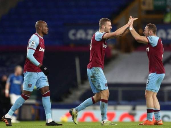 Aaron Cresswell (30 y 62), Declan Rice (55) y el español Pablo Fornals (64) ya habían alertado al arquero Jordan Pickford antes de que Toma Soucek (86) desviase al fondo de la red un disparo de Cresswell. Foto: AFP