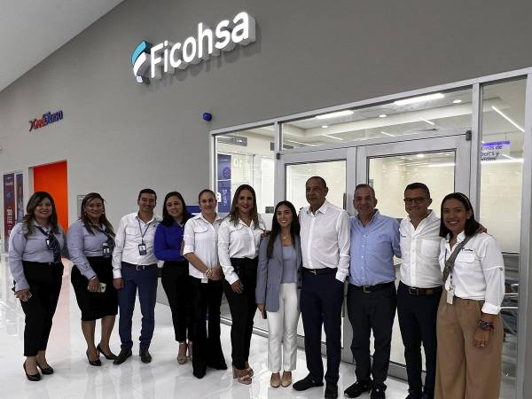 Ejecutivos y personal en la apertura de la nueva agencia de banco Ficohsa, en la ciudad de Comayagua, la cual ofrecerá una amplia gama de servicios financieros