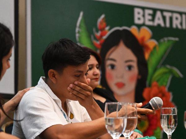 Humberto, hermano de Beatriz, mujer fallecida en 2013 luego de que el estado salvadoreño le negara un aborto necesario, habla durante una conferencia junto a un grupo de mujeres feministas.