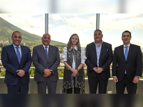 Javier Atala - Presidente Ejecutivo de Banco Ficohsa Camilo Atala, Presidente de la Junta Directiva de Grupo Financiero Ficohsa, Luis Atala - Vice-Presidente Ejecutivo del Grupo Financiero Ficohsa, Enzo Bizzarro, Presidente Ejecutivo de ASESUISA y Juana Francisca Llano, Presidenta de Suramericana, concretando la firma de acuerdo entre Suramericana y Ficohsa.