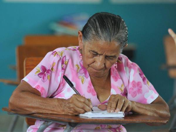 Doña María tiene 69 años. Acudió junto a su hermana, Margarita, al programa para aprender a leer y escribir. Se siente feliz de plasmar su nombre cuando firma algo en el banco.