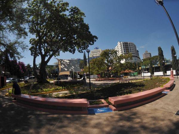 El Redondel de los Artesanos se encuentra ubicado en la colonia Palmira, a la par del Centro Cultural de España en Tegucigalpa.