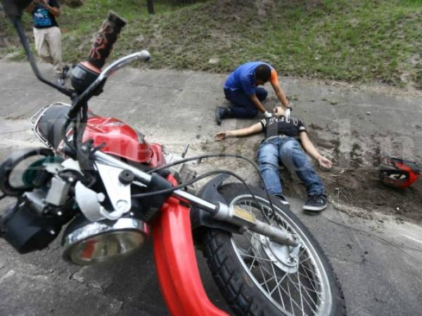 Nahún Varela, de 26 años, resultó con fuertes golpes y fue atendido por personal de la Unidad Médica de Emergencias del 911. Fotos: Emilio Flores / EL HERALDO.