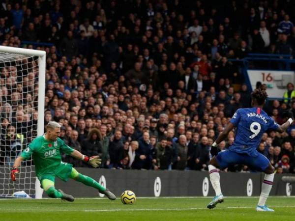 Chelsea's English striker Tammy Abraham scores his team's first goal during the English Premier League football match between Chelsea and Crystal Palace at Stamford Bridge in London on November 9, 2019. (Photo by Adrian DENNIS / AFP) / RESTRICTED TO EDITORIAL USE. No use with unauthorized audio, video, data, fixture lists, club/league logos or 'live' services. Online in-match use limited to 120 images. An additional 40 images may be used in extra time. No video emulation. Social media in-match use limited to 120 images. An additional 40 images may be used in extra time. No use in betting publications, games or single club/league/player publications. /