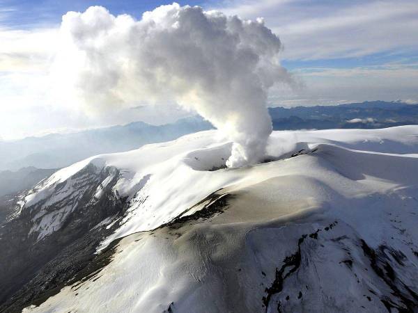 Volcán Nevado del Ruiz en Colombia está ante el riesgo de erupción.