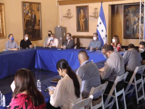 Los diversos sectores de Honduras se reunieron con el presidente Juan Orlando Hernández para impulsar la vacunación.