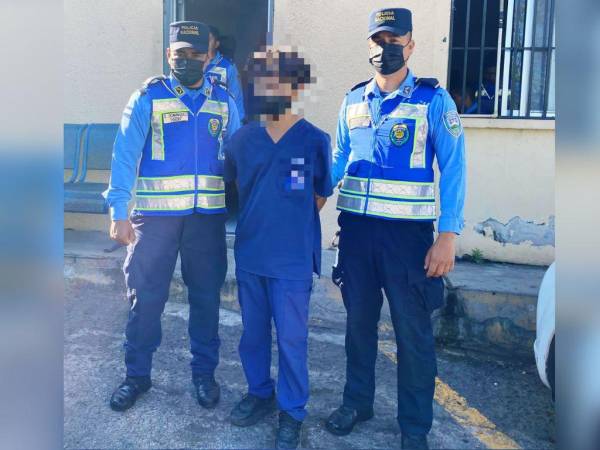 El joven fue capturado cuando aún portaba su uniforme de Medicina. Ya fue remitido a la Fiscalía del Ministerio Público.