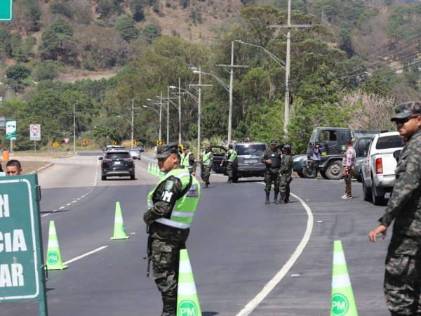 La Policía Militar del Orden Público (PMOP) ha puesto en marcha fuertes operativos en distintos puntos estratégicos de los ejes carreteros del país, con el objetivo de garantizar la seguridad durante la temporada de Semana Santa de este año.