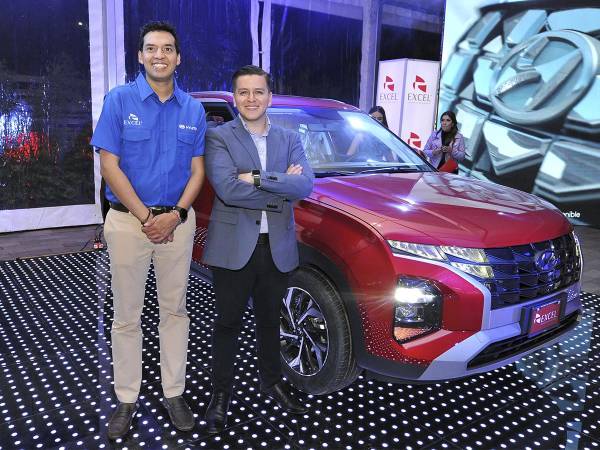 Ejecutivos de Excel presentando la nueva Hyundai CRETA 2024, un modelo que inspira confort, seguridad y confianza a todos sus usuarios.