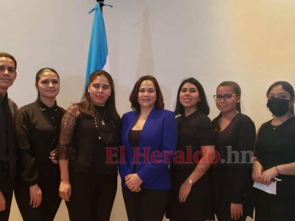 Después de la conferencia magistral “El Periodismo en Honduras”, Emma Calderón se tomó varias fotografías con familiares e invitados.