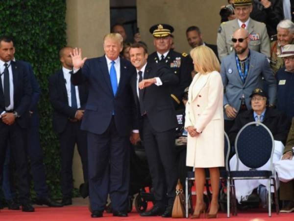 En la ceremonia de este jueves estuvieron presentes Trump junto a su esposa Melania, que fueron los primeros en llegar al cementerio de Colleville-sur-Mer, un territorio estadounidense en Francia. Luego llegaron Macron y su esposa Brigitte.