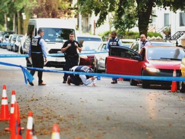 La policía acordonó una calle con conos para investigar el asesinato.