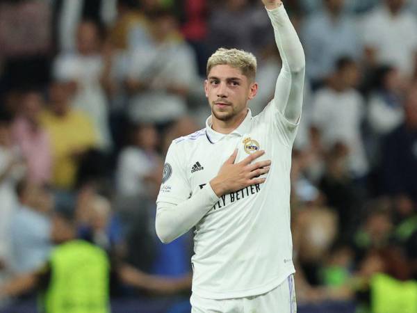 El centrocampista uruguayo del Real Madrid, Federico Valverde, celebra después de marcar el primer gol de su equipo durante el partido de ida del Grupo F de la Liga de Campeones de la UEFA entre el Real Madrid y el RB Leipzig en el estadio Santiago Bernabéu de Madrid el 14 de septiembre de 2022.