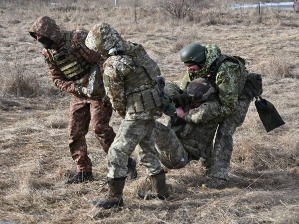 La guerra en Ucrania (que inició el 24 de febrero de 2022) ha dejado miles de víctimas civiles y militares como consecuencia de los intensos bombardeos entre los ejércitos de ambos países.