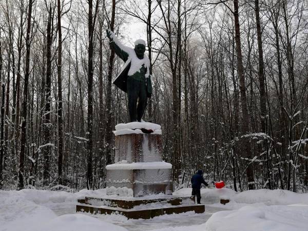 Este domingo se reunieron unas decenas de personas, pese a temperaturas que rozan -15 °C. Lenin “representa un ideal”, dijo a la AFP Valentina Alexandrovna, de 78 años.