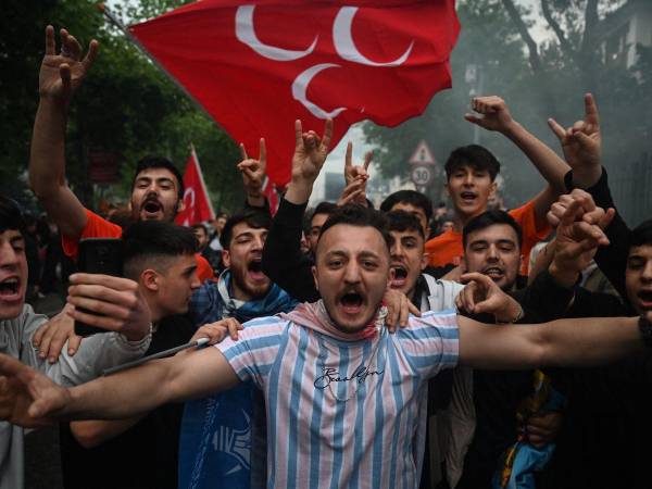 Los partidarios del presidente turco, Recep Tayyip Erdogan, celebran frente a la sede del Partido AK en Estambul el día de la segunda vuelta presidencial en Estambul, el 28 de mayo de 2023.