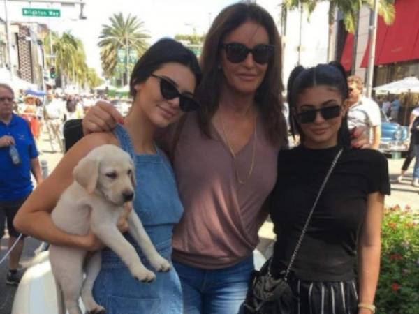 Kendall y Kylie junto a su padre, Caitlyn Jenner, durante un paseo.