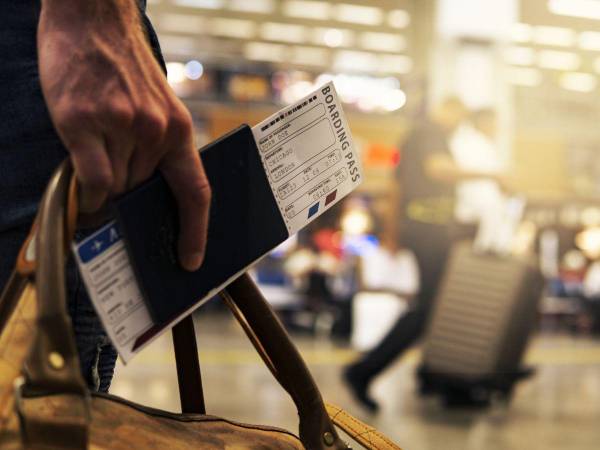 Al parecer estos padres no quisieron pagar el asiento extra o el recargo y les pareció mejor opción abandonar en el aeropuerto.