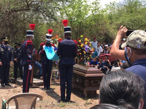 Cadetes de la Academia Nacional de Policía recibieron la caravana fúnebre en la entrada principal al camposanto.