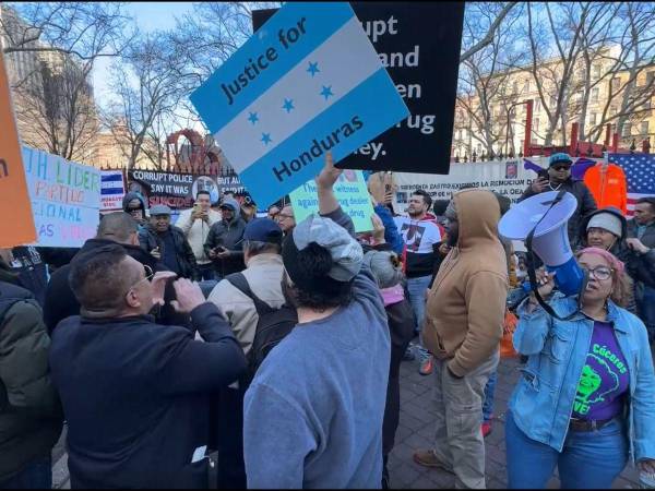 Con mensajes como “Justicia para Honduras” y exigiendo “3 cadenas para Juan Orlando”, los hondureños se mostraron felices por el veredicto de culpabilidad emitido por el jurado en contra del exmandatario.