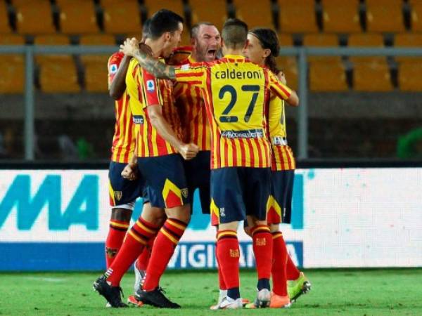 Fabio Lucioni (centro) del Lecce festeja tras anotar el segundo gol del equipo para vencer 2-1 a la Lazio en la Serie italiana en Lecce, el martes 7 de julio, 2020. (Donato Fasano/LaPresse via AP)