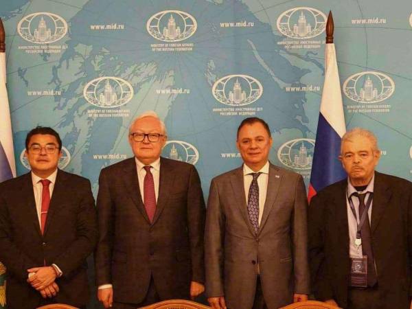 El vicecanciller Gerardo Torres junto a Antonio García y representantes rusos. Torres disertó ayer en Moscú y dijo que se respeta la autodeterminación de los pueblos.