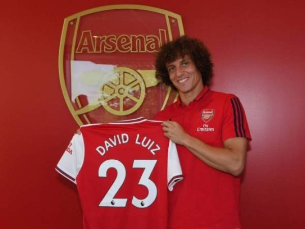 Con esta foto el Arsenal hizo oficial la llegada del brasileño David Luiz.