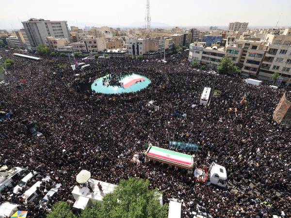 Una gigantesca multitud se congregó este miércoles en el centro de Teherán para la procesión funeraria del presidente iraní Ebrahim Raisi, fallecido el domingo en un accidente de helicóptero.