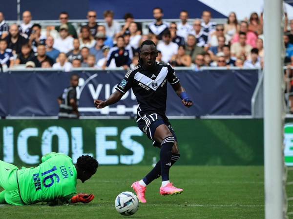 Elis vuelve al fútbol tras su fractura y lo hace con gol