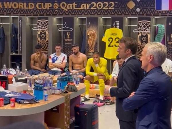 Pese a la amargura de la derrota, Emmanuel Macron acompañó a los jugadores franceses en el camerino para dedicarles unas emotivas palabras.