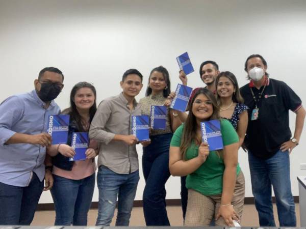 Uno de los mayores logros de Aldo Romero es su labor docente, ver crecer y desarrollar a sus alumnos. El presentador (a la derecha de la foto) junto con sus estudiantes.