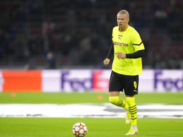 El delantero noruego Erling Haaland, del Borussia Dortmund, controla el balón durante el calentamiento previo al partido del Grupo C de la Liga de Campeones ante el Ajax en la Arena Johan Cruyff de Ámsterdam, Holanda, el martes 19 de octubre de 2021. Foto:AP