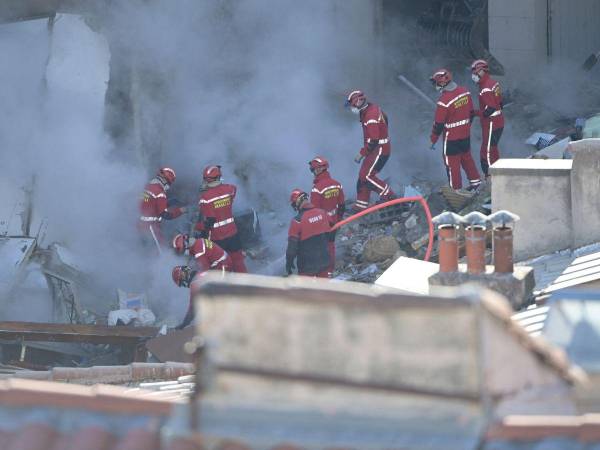 Los bomberos trabajan en la ‘rue Tivoli’ después de que un edificio se derrumbara en la calle, en Marsella, en el sur de Francia, el 9 de abril de 2023.