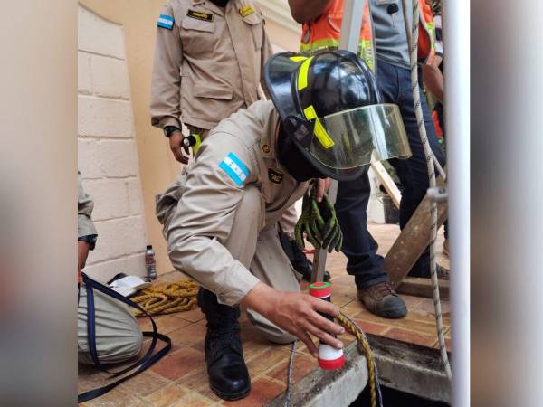 Instante cuando los bomberos realizan las labores de rescate de los cadáveres atrapados en una cisterna de 30 metros de profundidad.