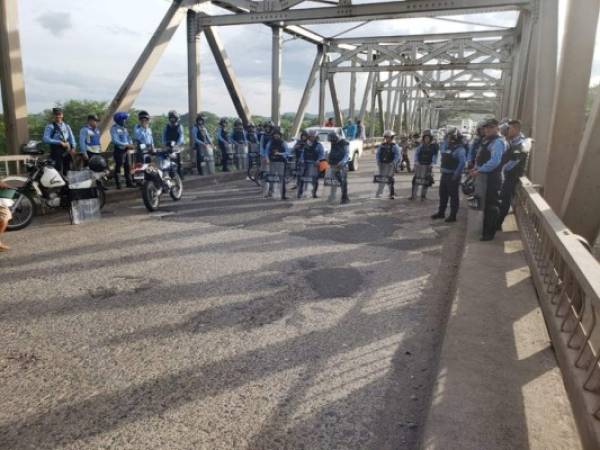 Elementos policiales resguardan puente en el sur de Honduras para evitar que manifestantes bloqueen el paso. Foto: Cortesía.